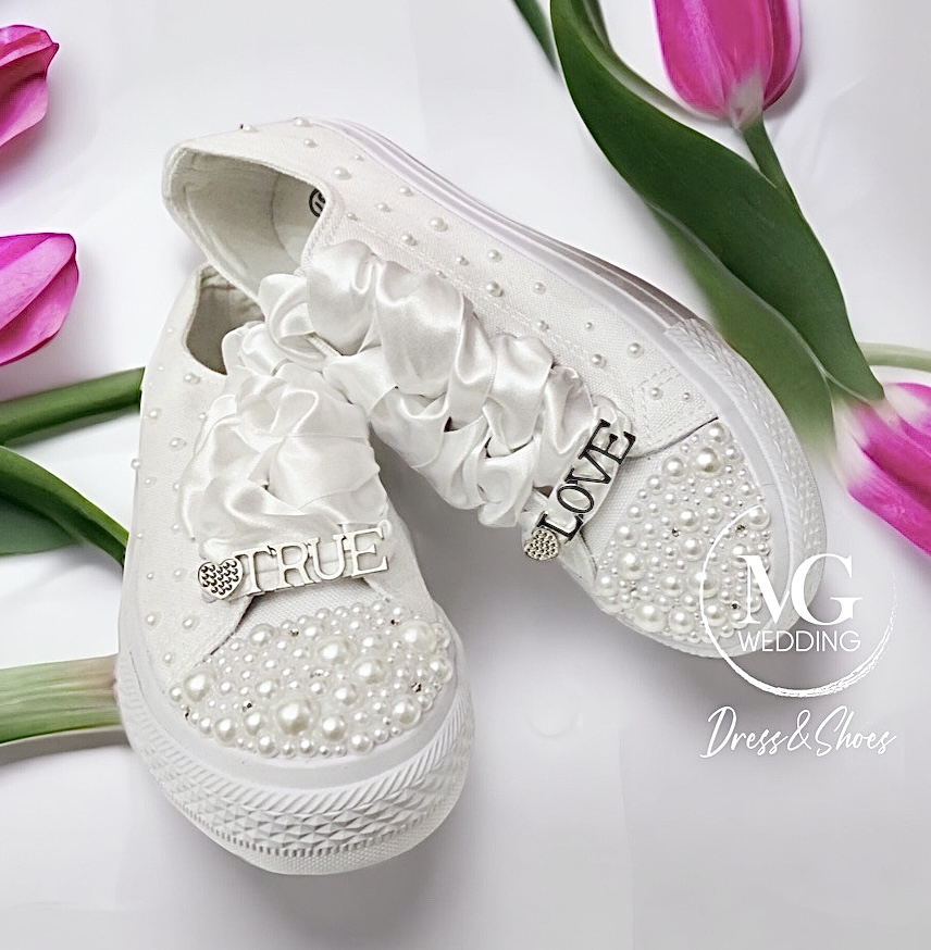 Gyöngyös Tornacipő - Az orrán és a külső íven díszítve