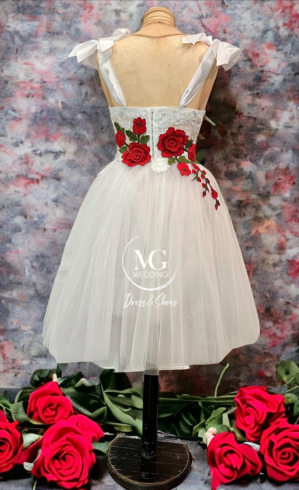 Fehér tüll , Piros rózsás Menyecskeruha - Image 4
