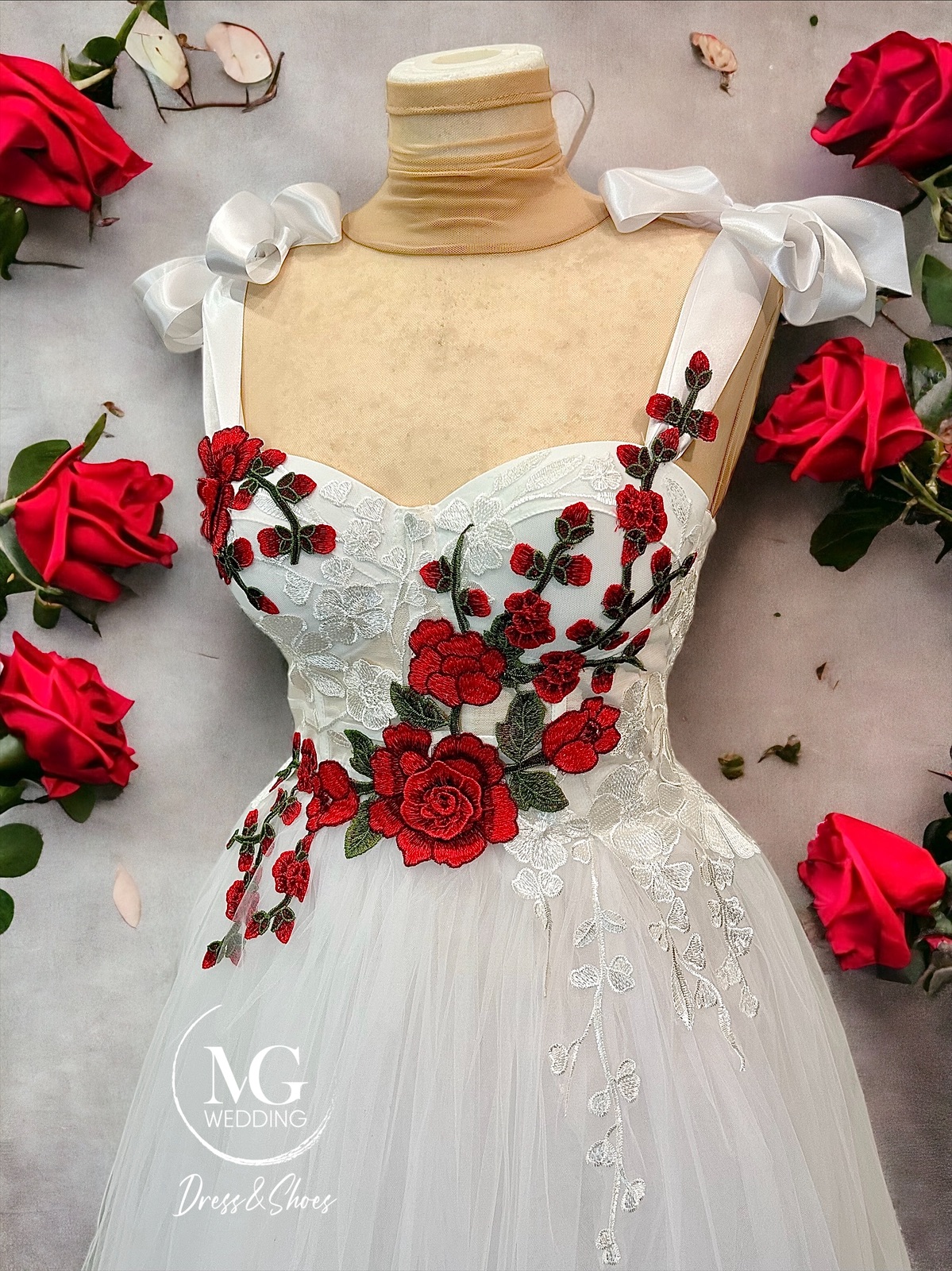 Fehér tüll , Piros rózsás Menyecskeruha - Image 5