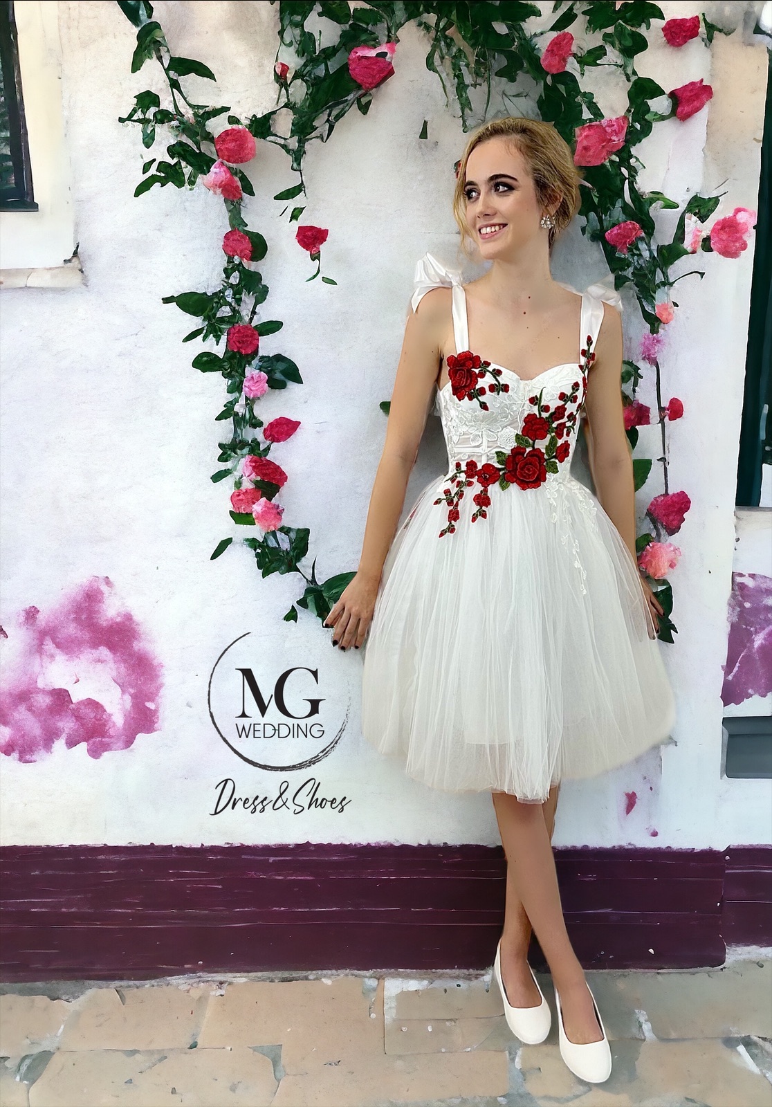 Fehér tüll , Piros rózsás Menyecskeruha
